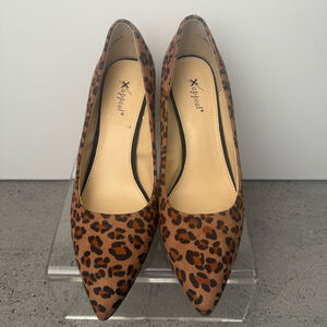 Leopard print pointed toe pumps with 4\" heel sz 9